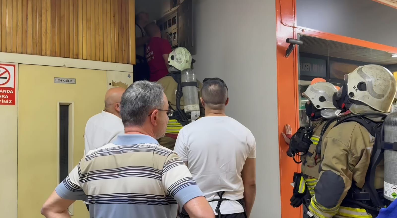 DÜZCE'DE ELEKTRİK PANOSUNDAN YÜKSELEN DUMANLAR PANİĞE YOL AÇTI !