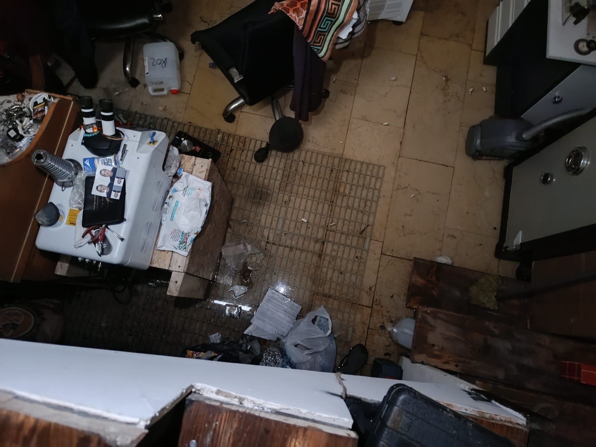 DÜZCE'DE ESNAF MAĞDUR OLDU; BELTAŞ'IN YAPTIĞI DÜKKANLARA ATIK SU DOLDU !