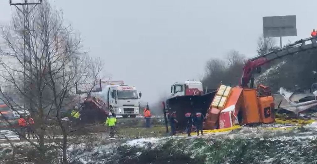 DÜZCE'DE FECİ KAZA 2 ARAÇ KÖPRÜDEN AŞAĞA UÇTU 2 KİŞİ HAYATINI KAYBETTİ
