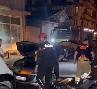 DÜZCE'DE GECE SAATLERİNDE KORKUTAN OLAY; PARK HALİNDEKİ ARAÇ KUNDAKLANDI