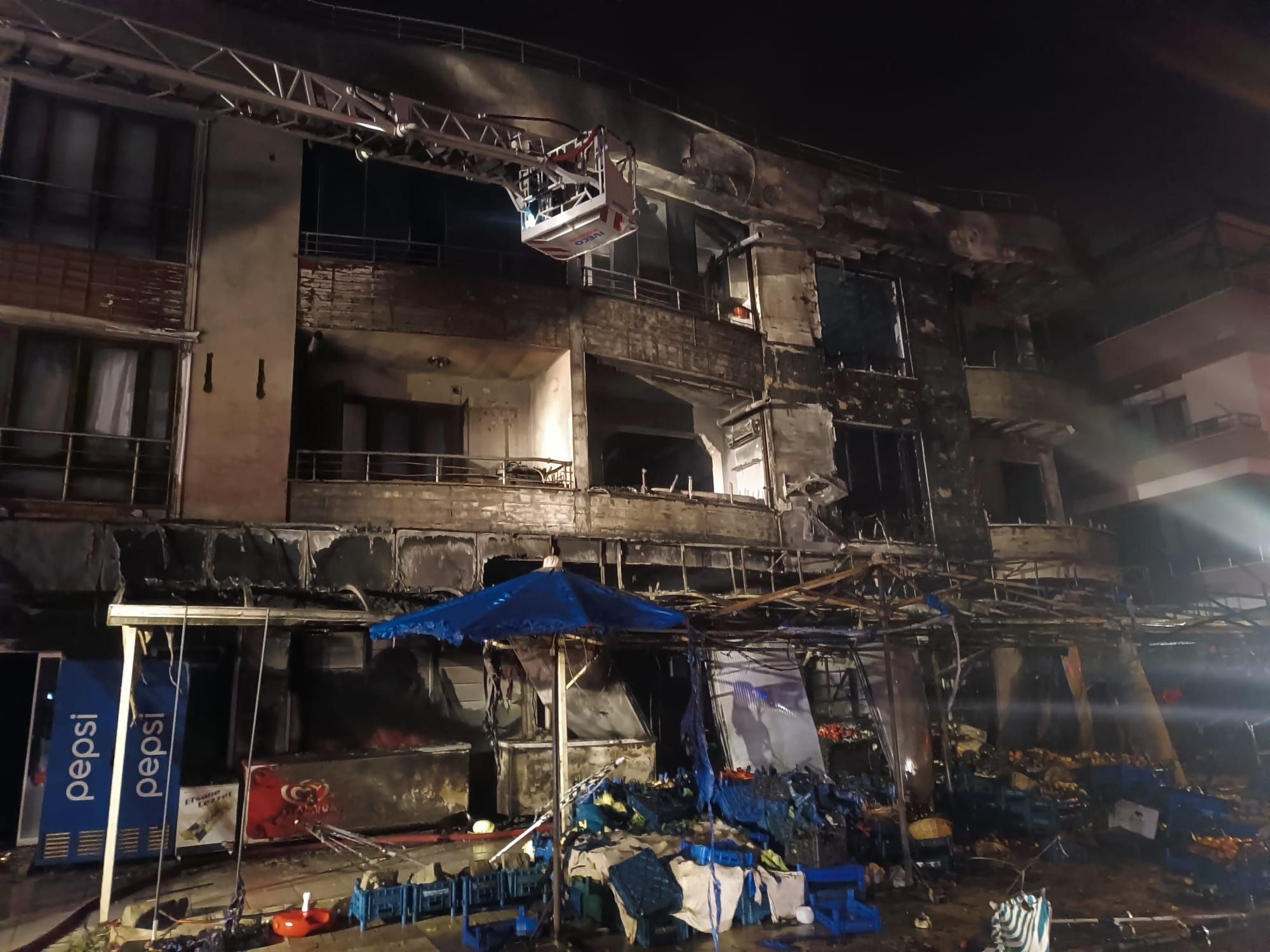 DÜZCE'DE GECE YARISI KORKUTAN YANGIN! APARTMAN SAKİNLERİ CANLARINI ZOR KURTARDI !