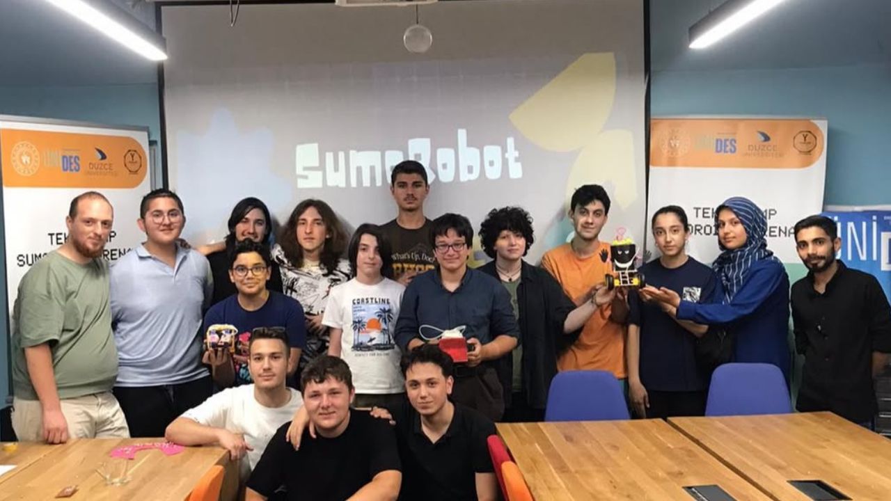 Düzce'de Geleceğin Mühendisleri SumoRobot Arenasında Yarıştı