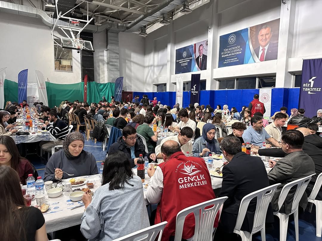 DÜZCE'DE GENÇLER RAMAZAN'IN BEREKETİNDE BULUŞTU