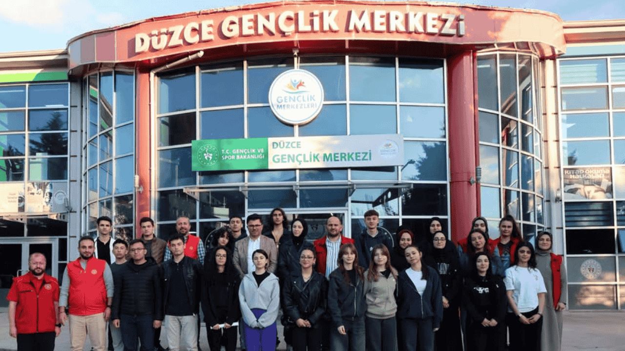 DÜZCE'DE GENÇLER SAHNEDE LİSE TEMSİLCİLERİYLE GELECEĞE YÖN VEREN BULUŞMA