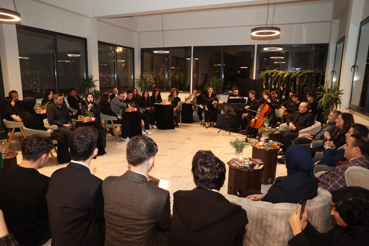 DÜZCE'DE GENÇLERLE GELECEĞE PROJESİ ŞİİR VE MÜZİK GECESİ BÜYÜLEDİ