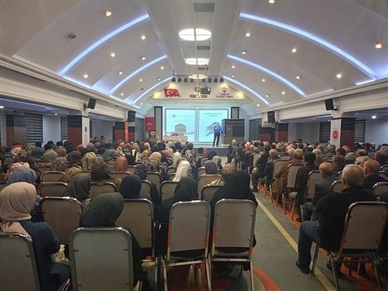 DÜZCE'DE HACI ADAYLARINA EĞİTİM SEMİNERİ DÜZENLENDİ
