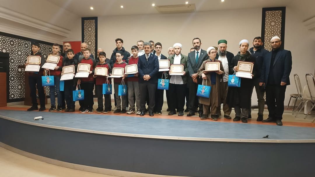 DÜZCE'DE HAFIZLAR BELGELERİNİ ALDI