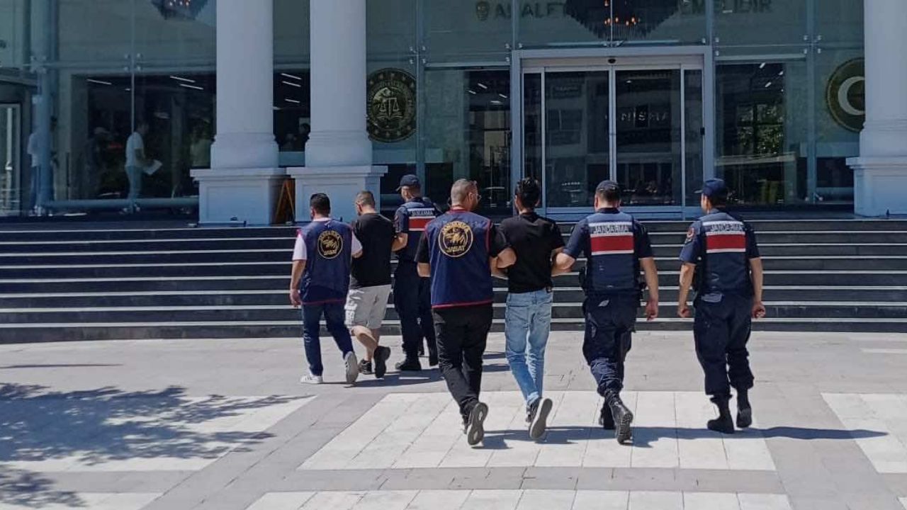 DÜZCE'DE HAKLARINDA KESİNLEŞMİŞ HAPİS CEZASI BULUNAN 2 HÜKÜMLÜ YAKALANDI