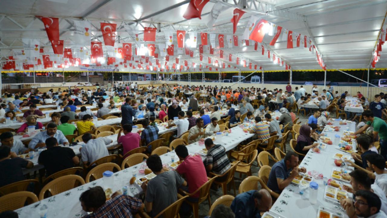 DÜZCE'DE HER AKŞAM İFTAR YEMEĞİ VERİLİYOR