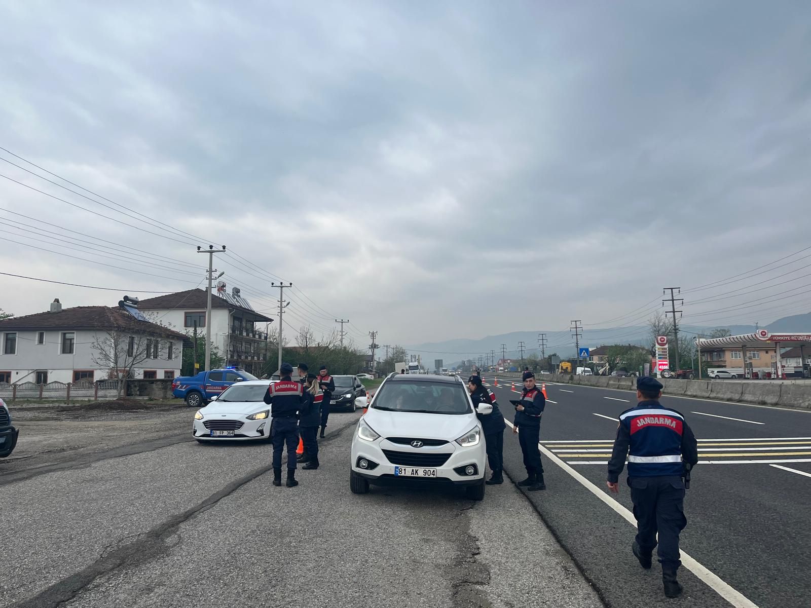 DÜZCE'DE JANDARMA EKİPLERİ BAYRAM BOYUNCA DENETİMLERİNİ SÜRDÜRDÜ