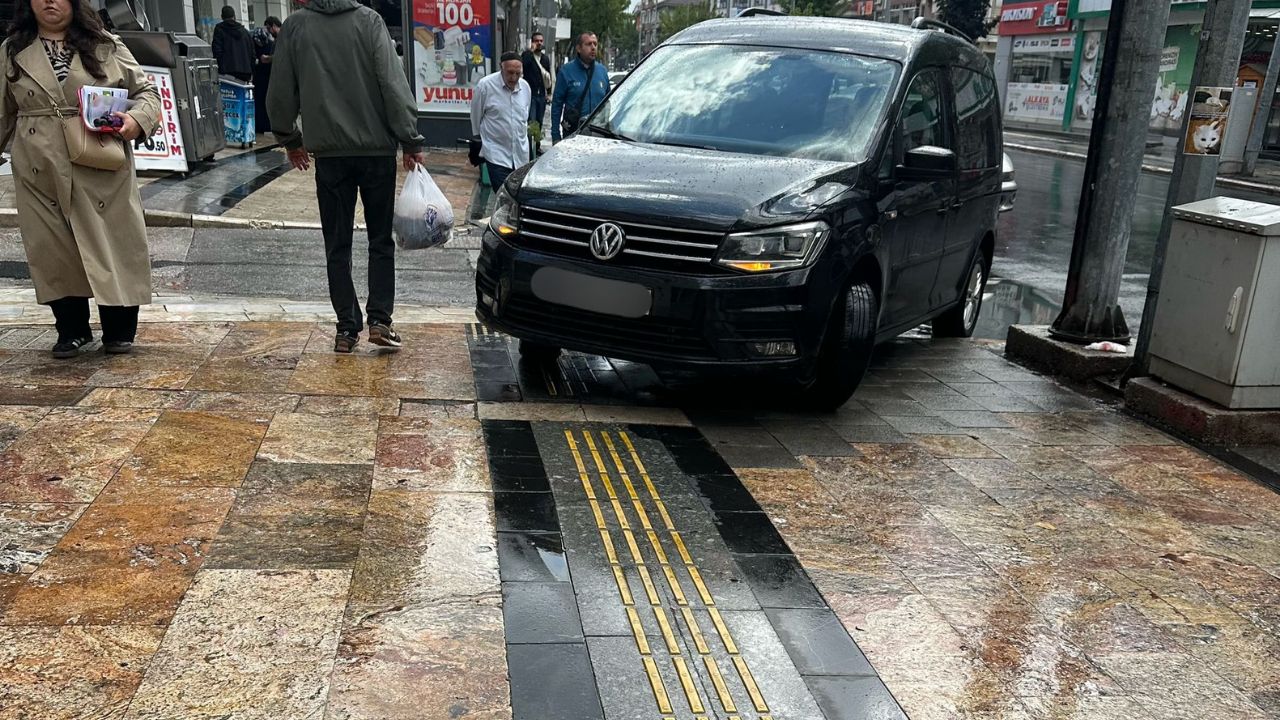 Düzce'de Kaldırım İşgali Pes Dedirtti! Görme Engelli Yolu Bile Araçlarla Kaplandı