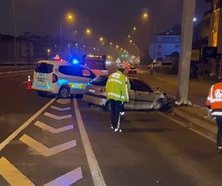 DÜZCE'DE KONTROLDEN ÇIKAN OTOMOBİL REFÜJE ÇIKTI; 2 YARALI