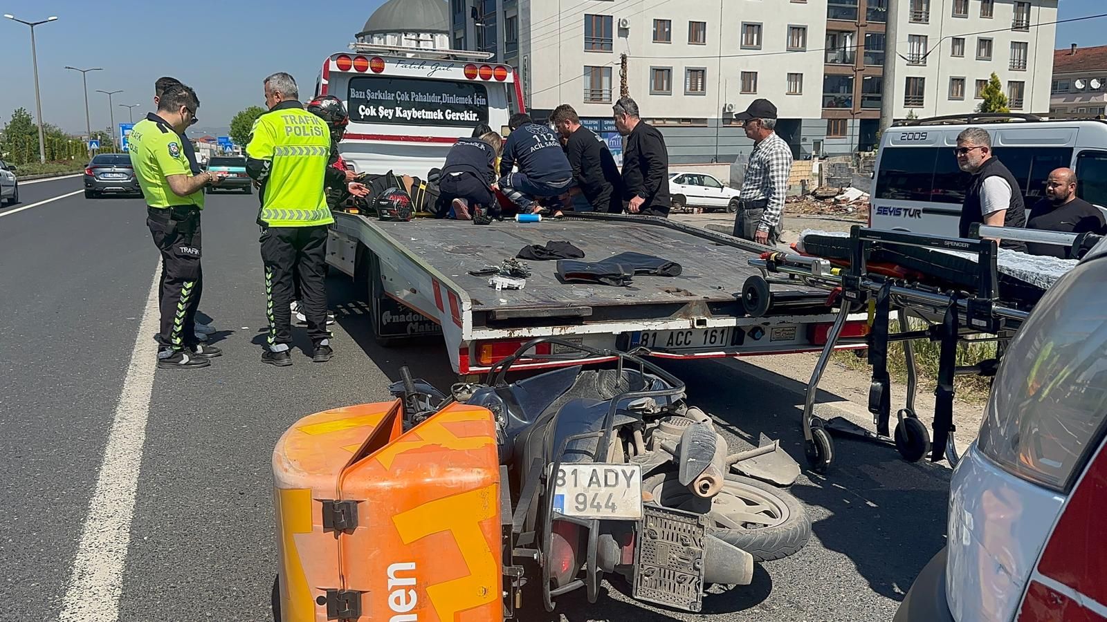 DÜZCE'DE KORKUTAN KAZA; MOTOSİKLET ÇEKİCİYE ARKADAN ÇARPTI