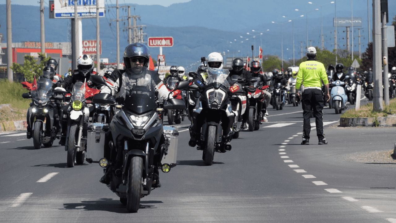 DÜZCE'DE MOTOSİKLET TUTKUNLARI GENÇLİK HAFTASINDA BULUŞTU