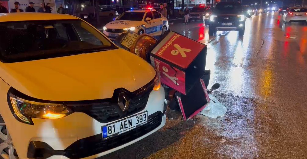 DÜZCE'DE MOTOSİKLET VE OTOMOBİL ÇARPIŞTI 1 KİŞİ YARALANDI
