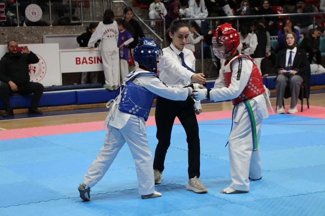 DÜZCE'DE NEFES KESEN 23 NİSAN TAEKWONDO MÜCADELESİ