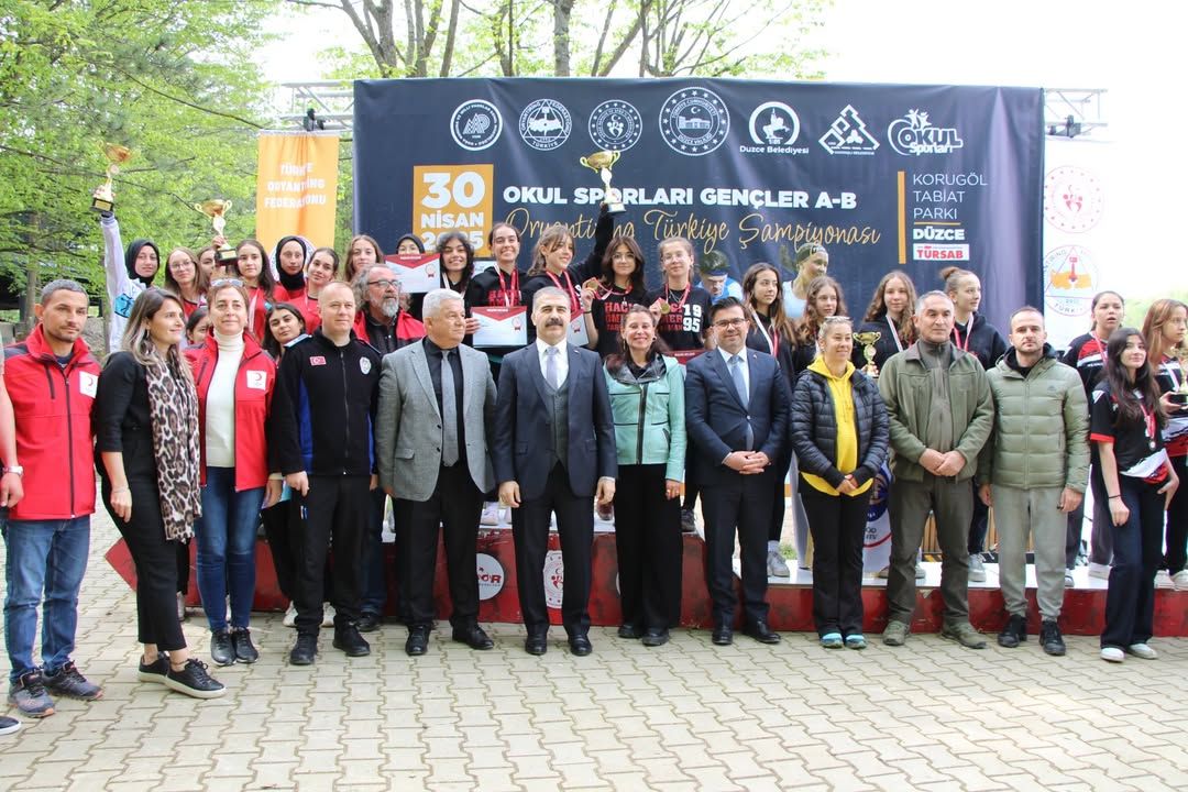 DÜZCE'DE ORYANTİRİNG RÜZGARI ESTİ 400 SPORCU DOĞAYLA YARIŞTI