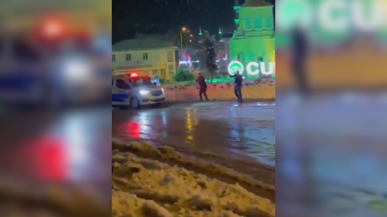 DÜZCE'DE POLİS EKİPLERİ ÇOCUKLARLA KARTOPU SAVAŞI YAPTI