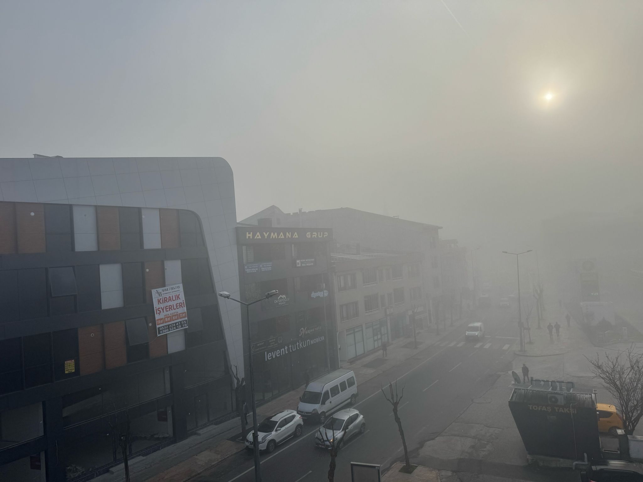 DÜZCE'DE SABAH SAATLERİNDE YOĞUN SİS ETKİLİ OLDU