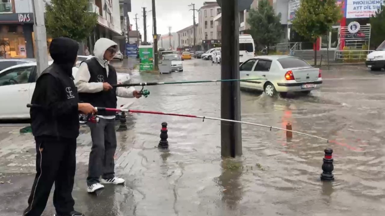 Düzce'de Sağanak Yağış Caddeyi Göle Çevirdi, Vatandaşlar Balık Tutmaya Çalıştı