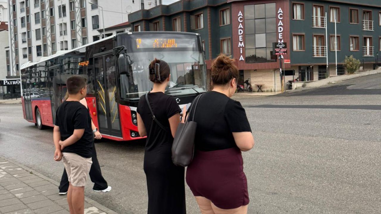 Düzce'de Ulaşım Sorunu Büyüyor; Otobüsler Saatinde Gelmiyor