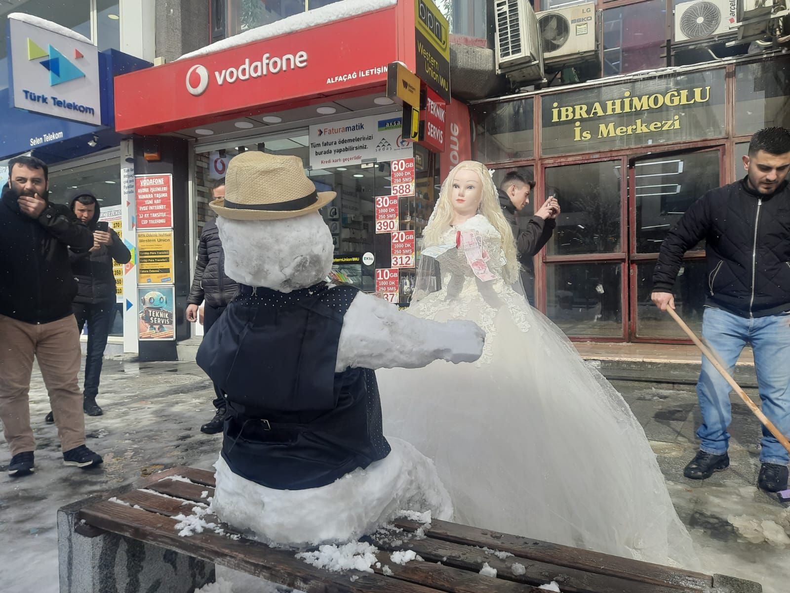 DÜZCE'DE VATANDAŞLARDAN EĞLENCELİ KAR ŞOVU;KARDAN GELİN VE DAMAT