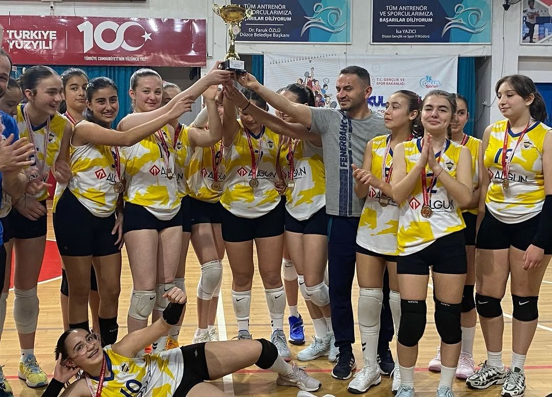 DÜZCE'DE VOLEYBOL HEYECANI MİDİ KIZLAR LİGİ SONA ERDİ