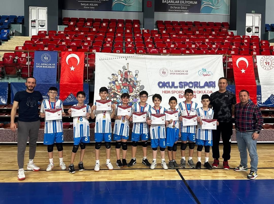 DÜZCE'DE VOLEYBOL YARI FİNAL HEYECANI
