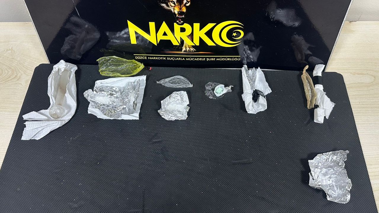 DÜZCE'DE ZEHİR TACİRİNE DARBE! 1 KİŞİ KISKIVRAK YAKALANDI, TUTUKLANDI