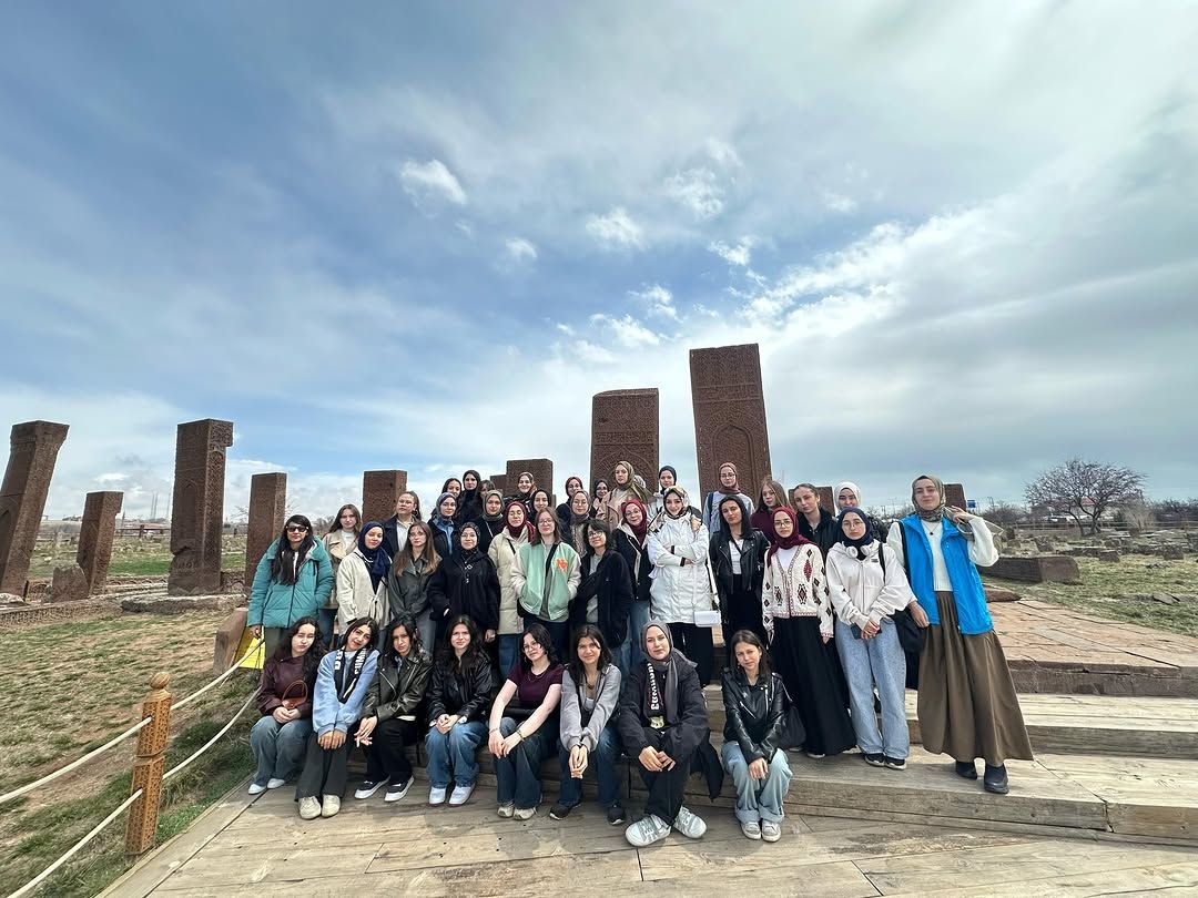 DÜZCE GENÇLERİ BİTLİS AHLAT'TA TARİHİ KEŞFE ÇIKTI