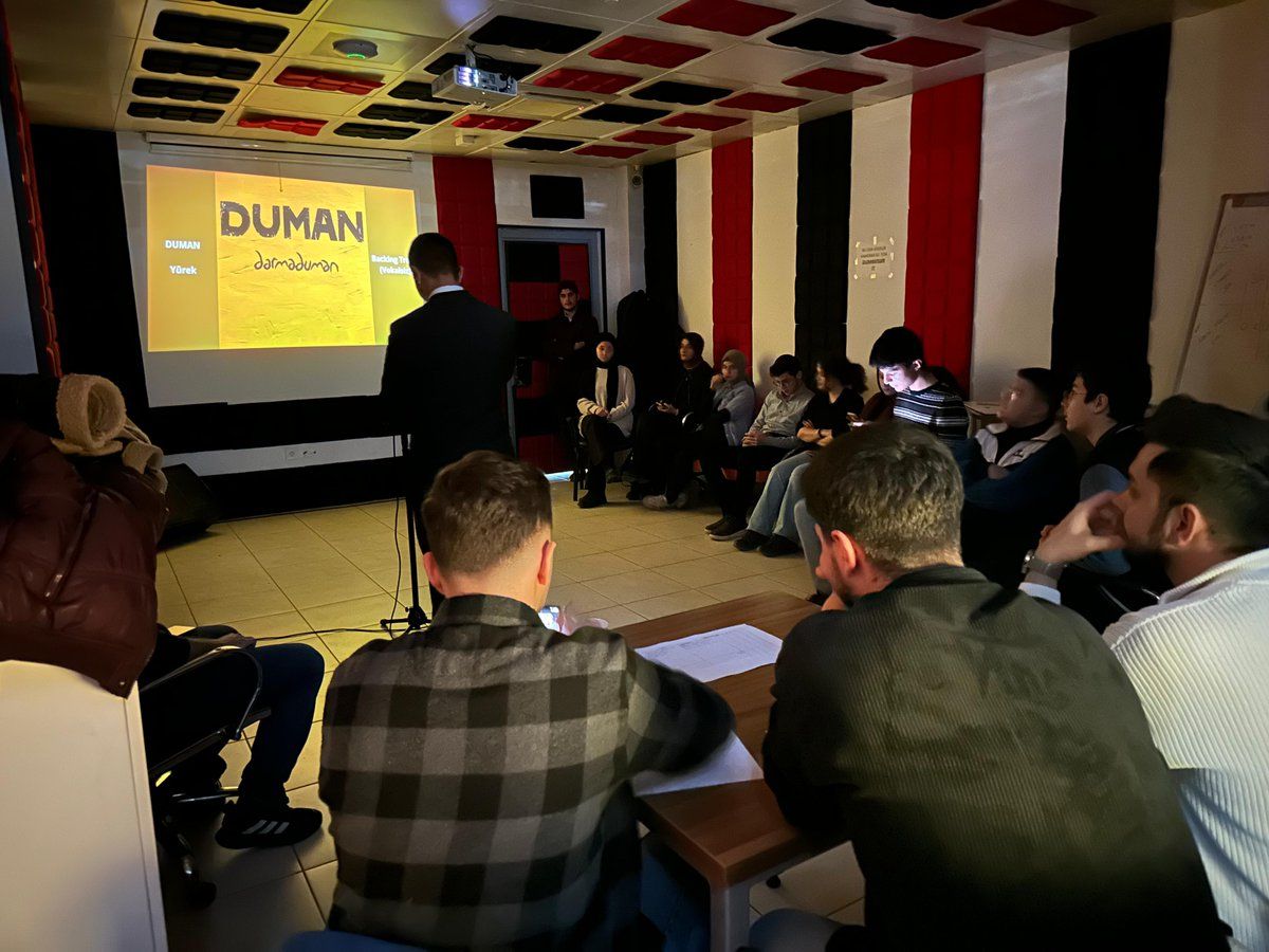 DÜZCE GENÇLİK MERKEZİ'NDE EĞLENCELİ KARAOKE YARIŞMASI