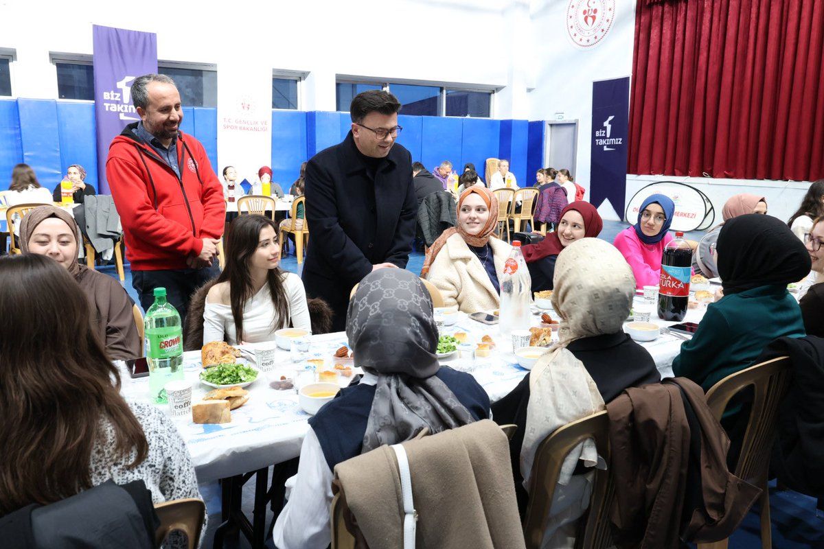 DÜZCE GENÇLİK MERKEZİ'NDE GÖNÜLLÜLER VE AİLELERİ İFTAR PROGRAMINDA BULUŞTU