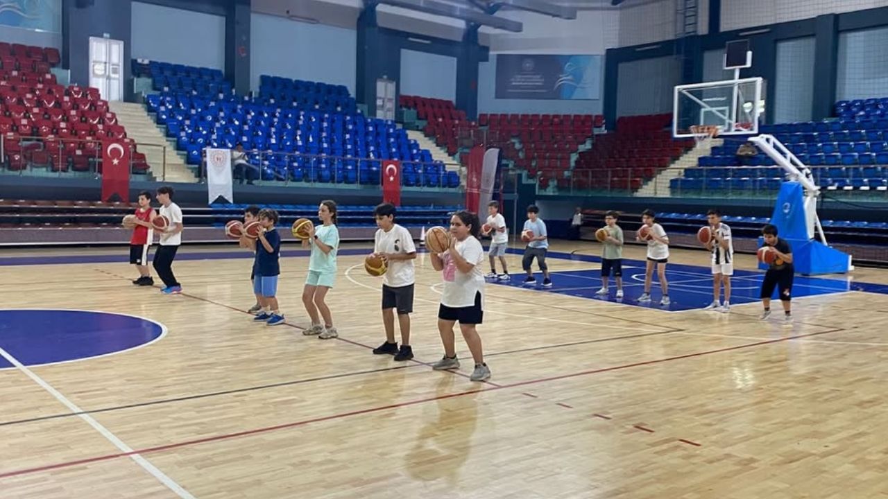 Düzce Gençlik Merkezi'nde Yaz Spor Okulları Tüm Hızıyla Devam Ediyor