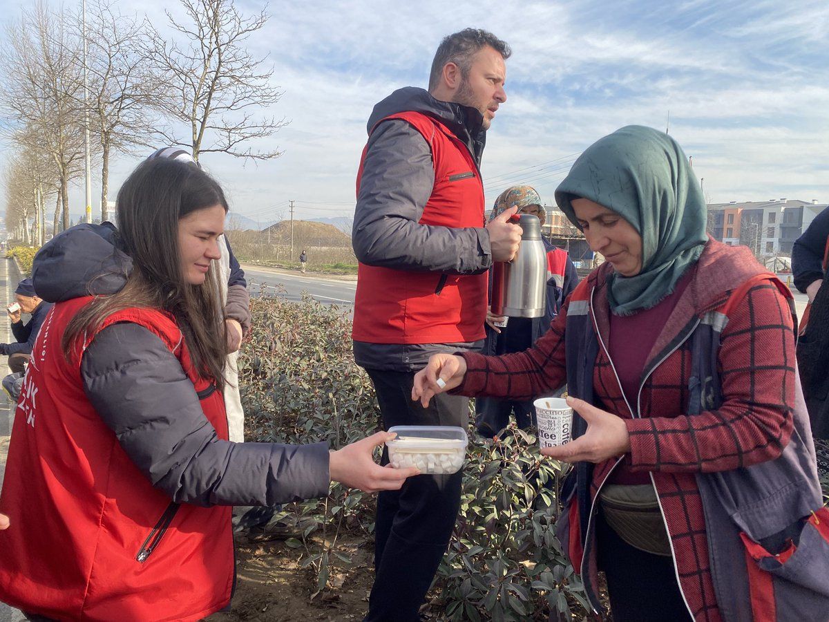 DÜZCE GENÇLİK MERKEZİ'NDEN BELEDİYE PERSONELLERİNE ÇAY İKRAMI