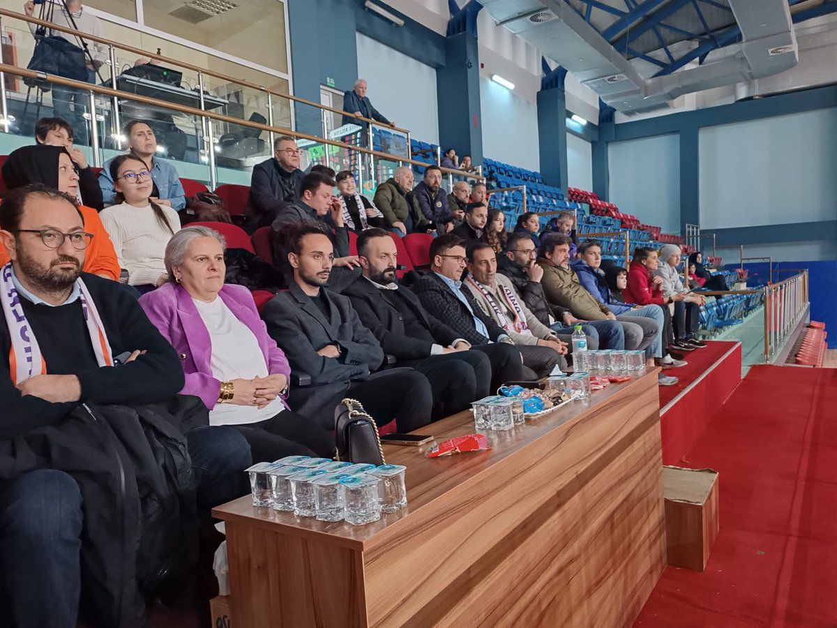 DÜZCE GENÇLİK VE SPOR İL MÜDÜRÜ YAZICI'DAN BASKETBOL TAKIMLARINA DESTEK
