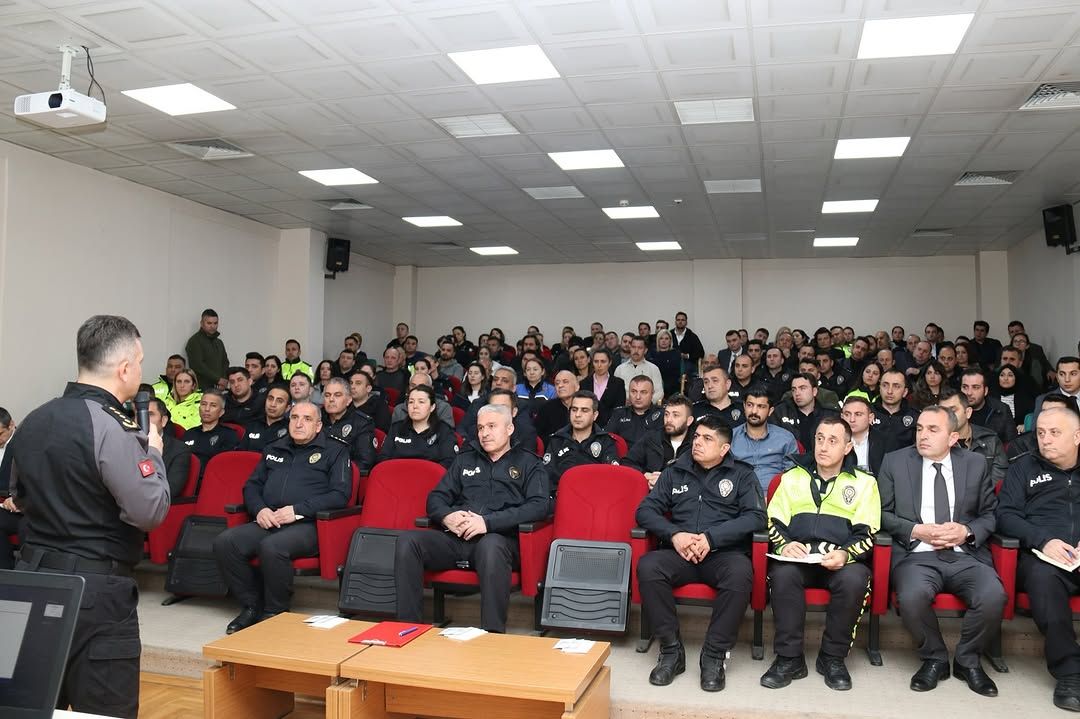 DÜZCE İL EMNİYET MÜDÜRLÜĞÜ'NDE PERSONELİ BİLGİLENDİREN KRİTİK SUNUM