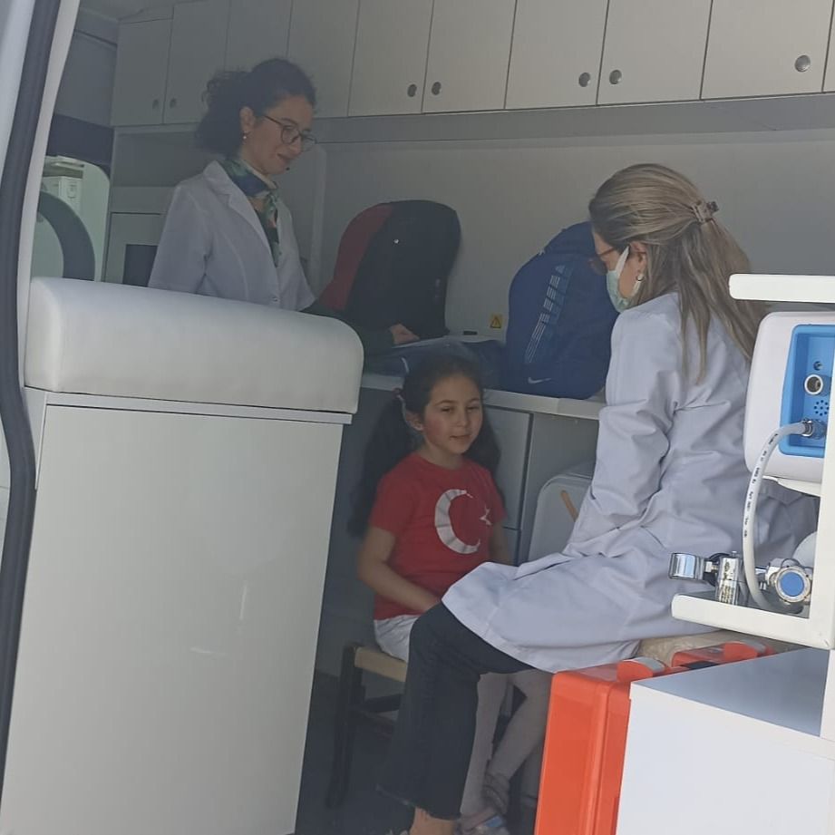 DÜZCE İL SAĞLIK MÜDÜRLÜĞÜ'NDEN MİNİKLERE AĞIZ VE GÖZ TARAMASI