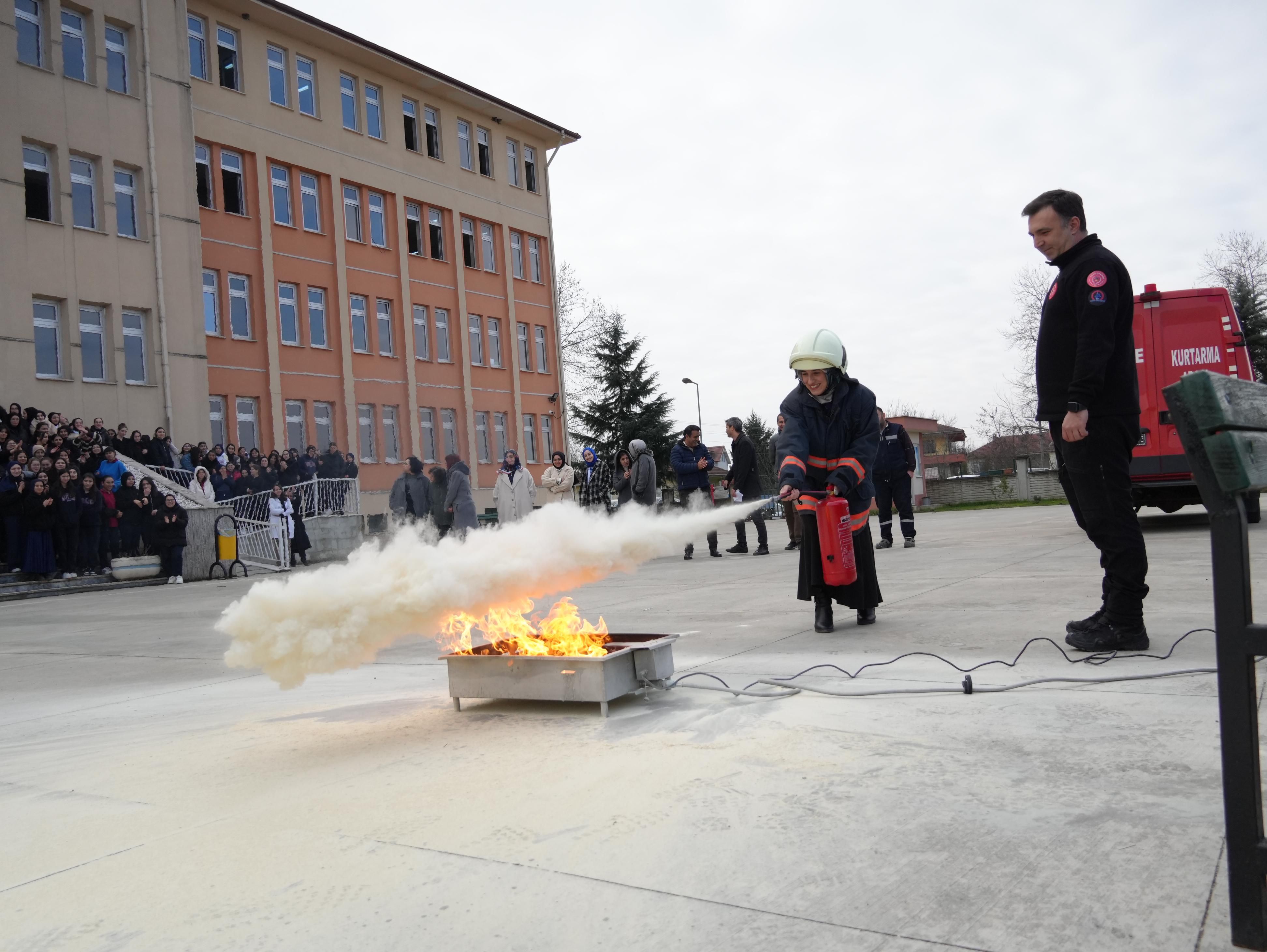 DÜZCE İTFAİYESİ'NDEN OKULLARDA YANGIN GÜVENLİĞİ EĞİTİMİ