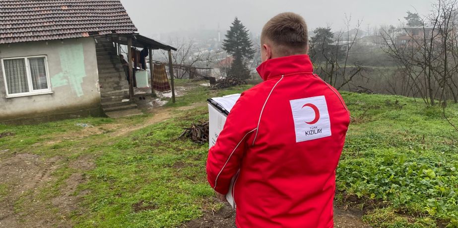 DÜZCE KIZILAY'DAN İHTİYAÇ SAHİPLERİNE YARDIM ELİ