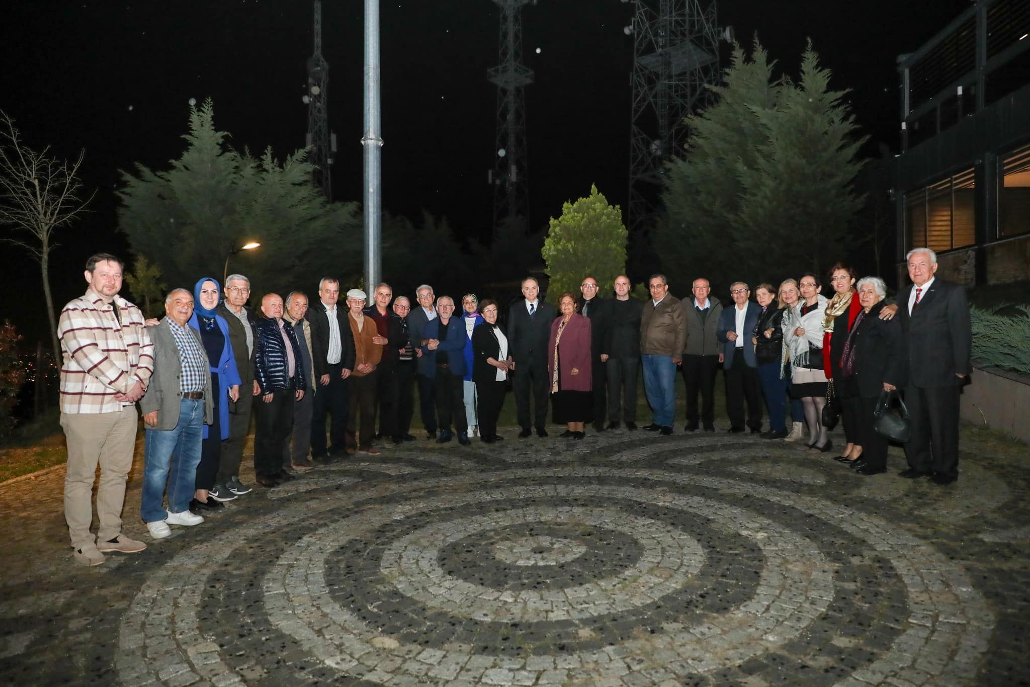 DÜZCE LİSESİ EMEKLİ ÖĞRETMENLERİ VE MEZUNLARI İFTARDA BULUŞTU