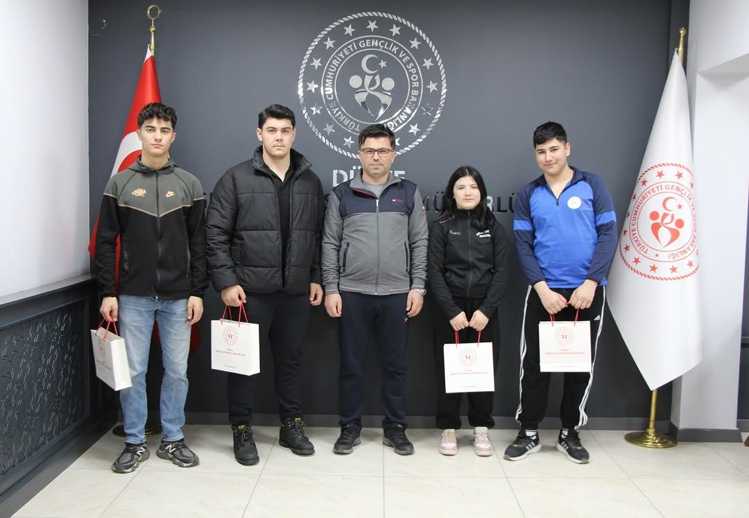 DÜZCE'NİN HALTER YILDIZLARI, İL MÜDÜRÜ İSA YAZICI'YI ZİYARET ETTİ