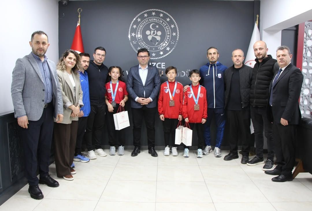 DÜZCE'NİN YILDIZ SPORCULARI, TÜRKİYE ŞAMPİYONASI'NDAN 3 MADALYA İLE DÖNDÜ