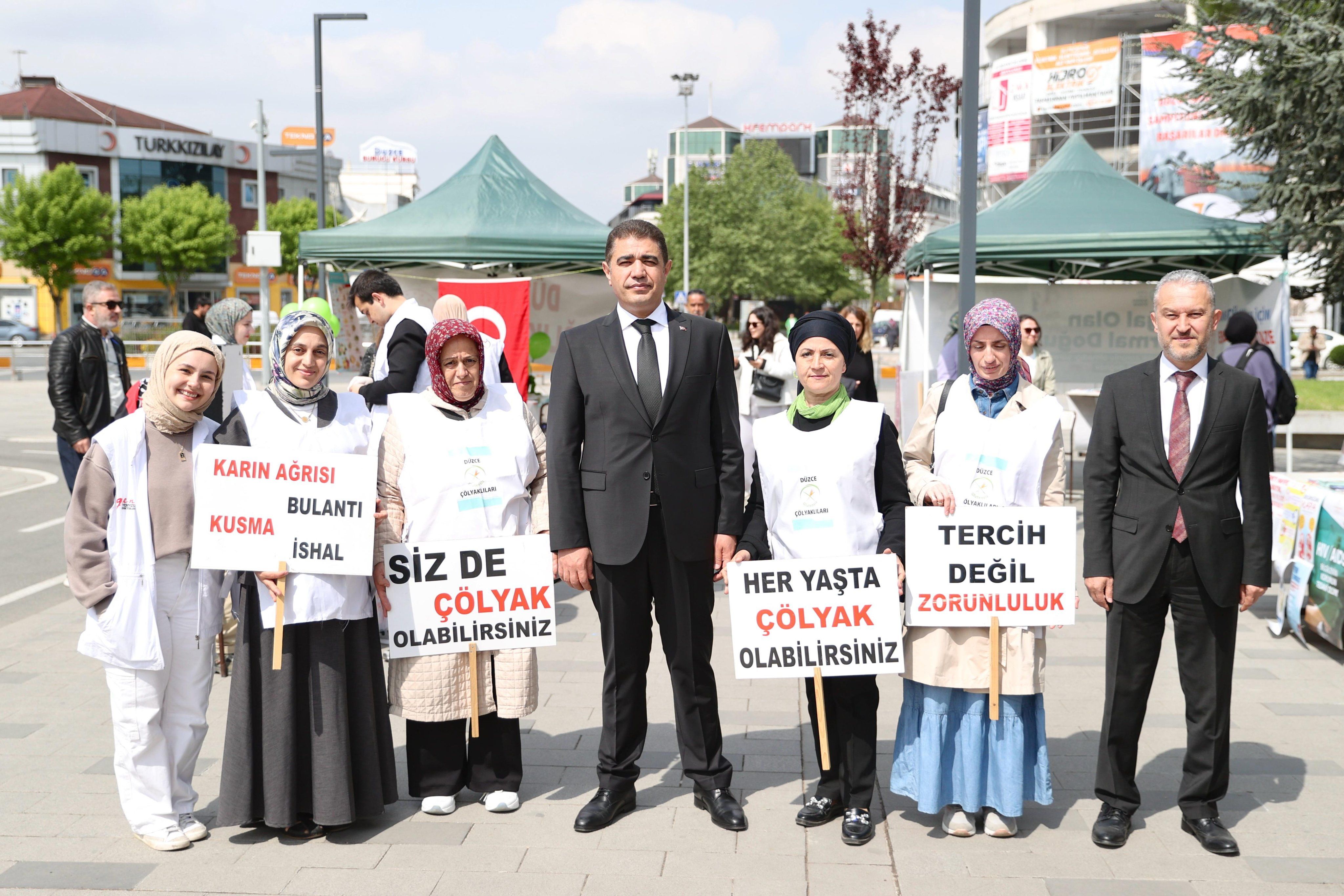 DÜZCE SAĞLIK SOKAĞI'NDA HALKLA BULUŞTU; SAĞLIK HİZMETLERİ ANITPARK'A TAŞINDI