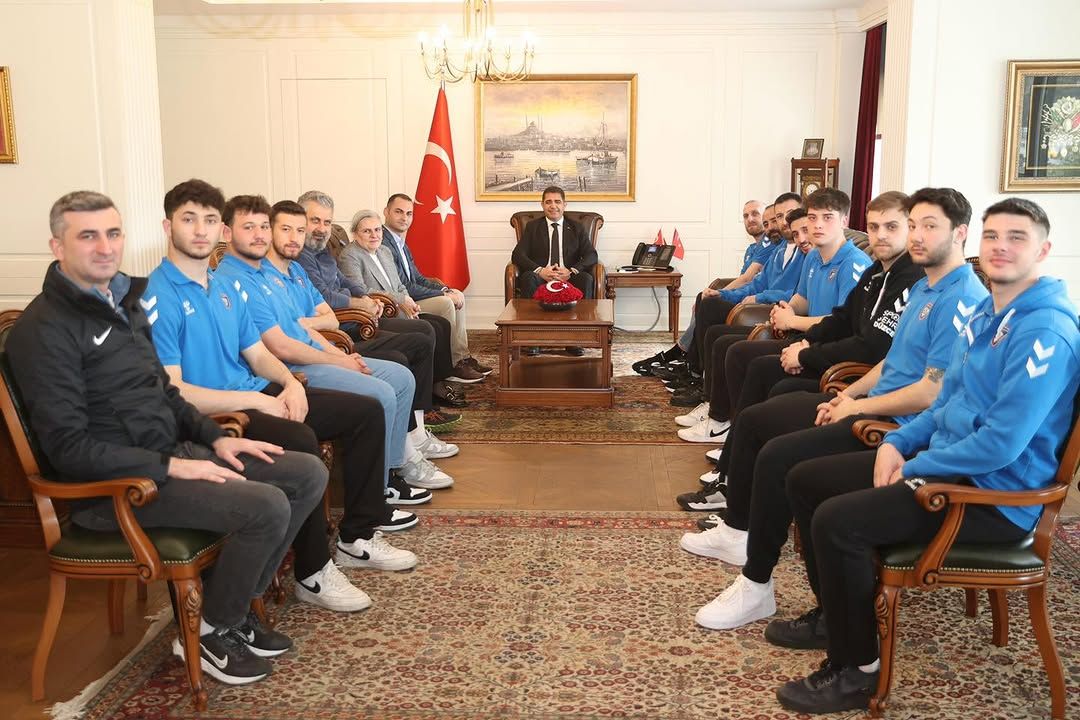 DÜZCE, SPORCUSUNU DESTEKLİYOR, BAŞARISINI AYAKTA ALKIŞLIYOR