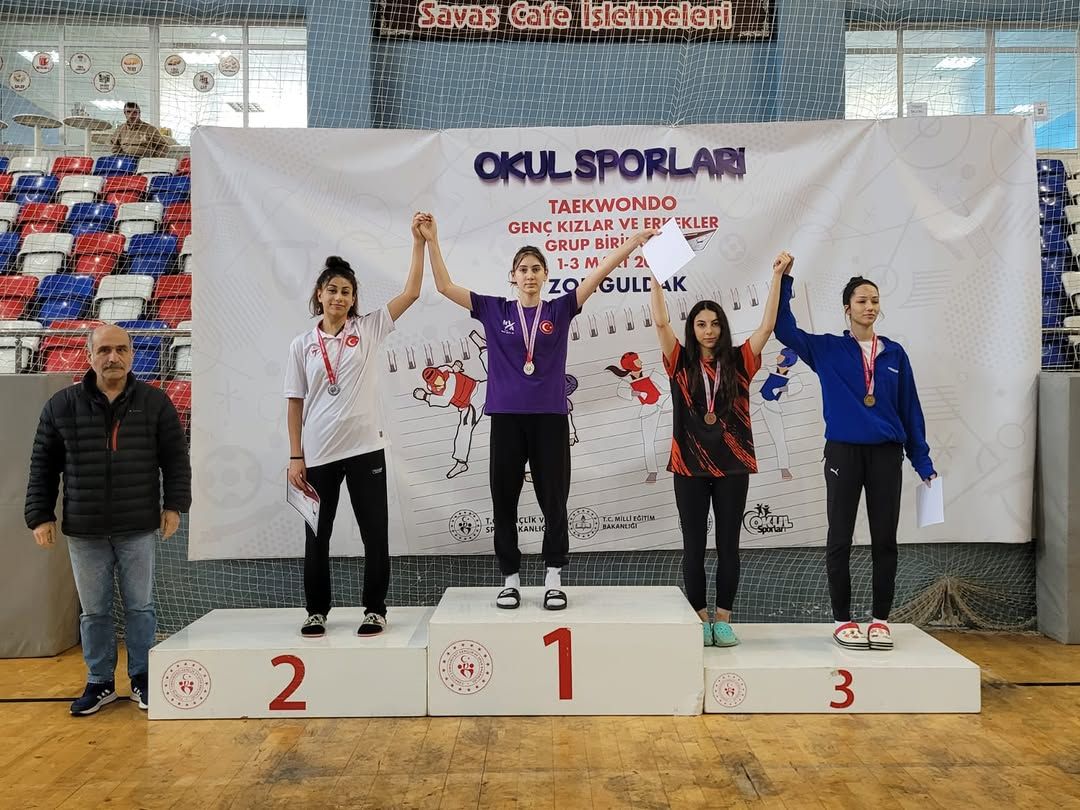 DÜZCE TAEKWONDO TAKIMI 8 MADALYA KAZANDI