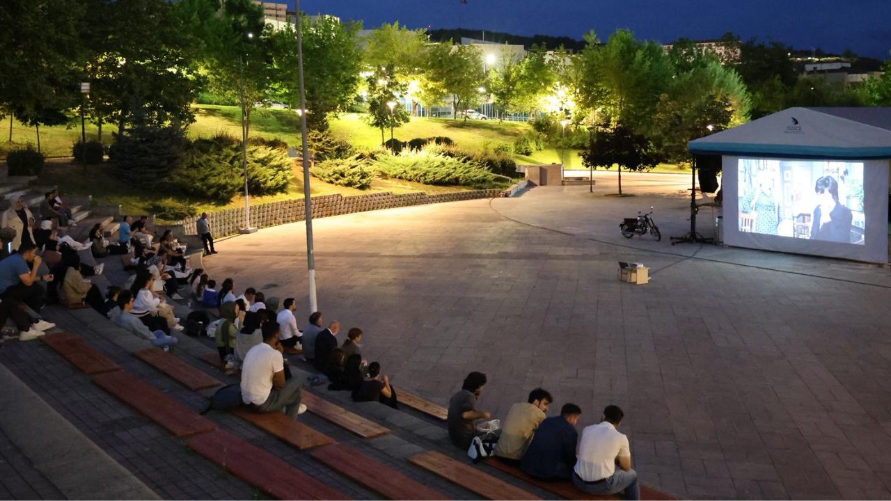 Düzce Üniversitesi'nde Açık Hava Sinema Günleri Başladı