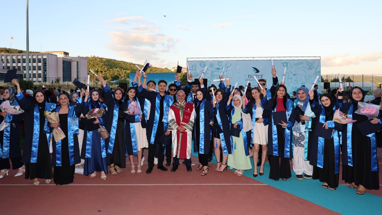 Düzce Üniversitesi'nde Meslek Yüksekokulları'nın Mezuniyet Heyecanı Yaşandı