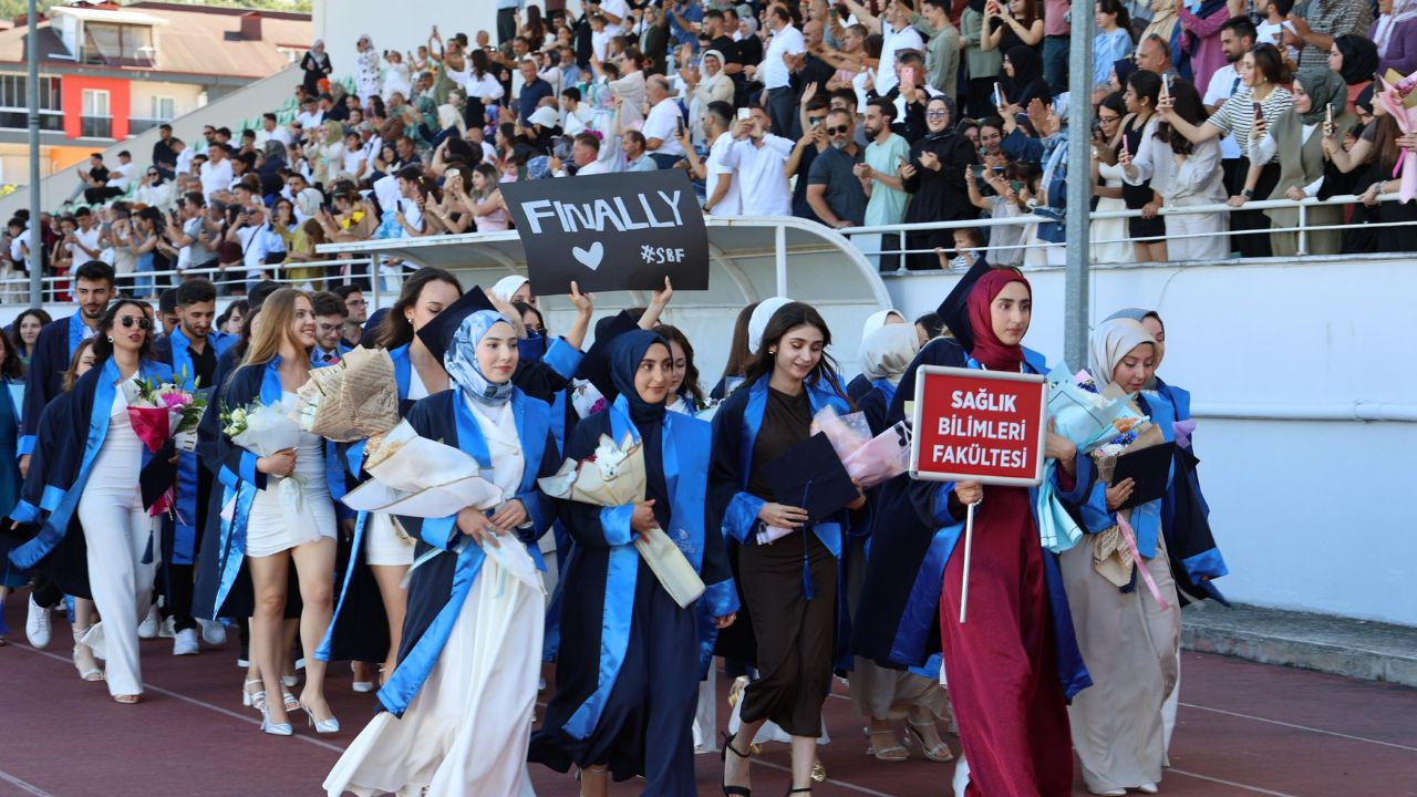 Düzce Üniversitesi'nde Mezuniyet Coşkusu Tüm Hızıyla Devam Ediyor