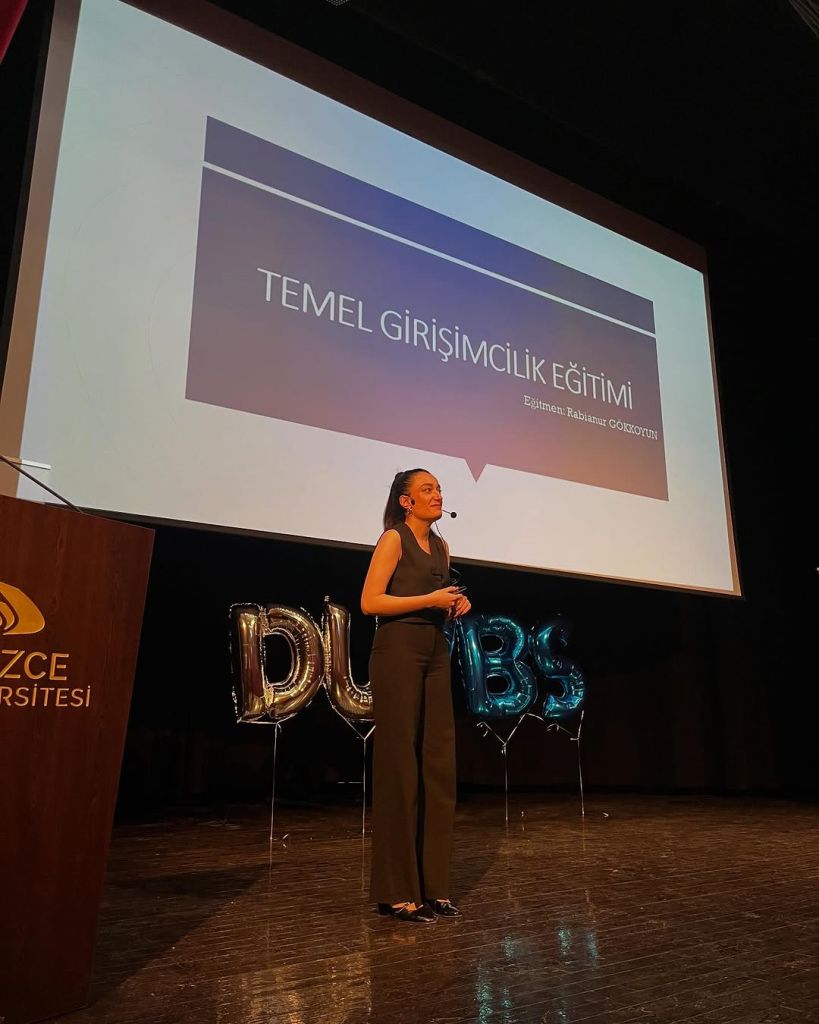 DÜZCE ÜNİVERSİTESİ'NDEN BİLİŞİM GÜNLERİ ETKİNLİĞİNE YOĞUN İLGİ