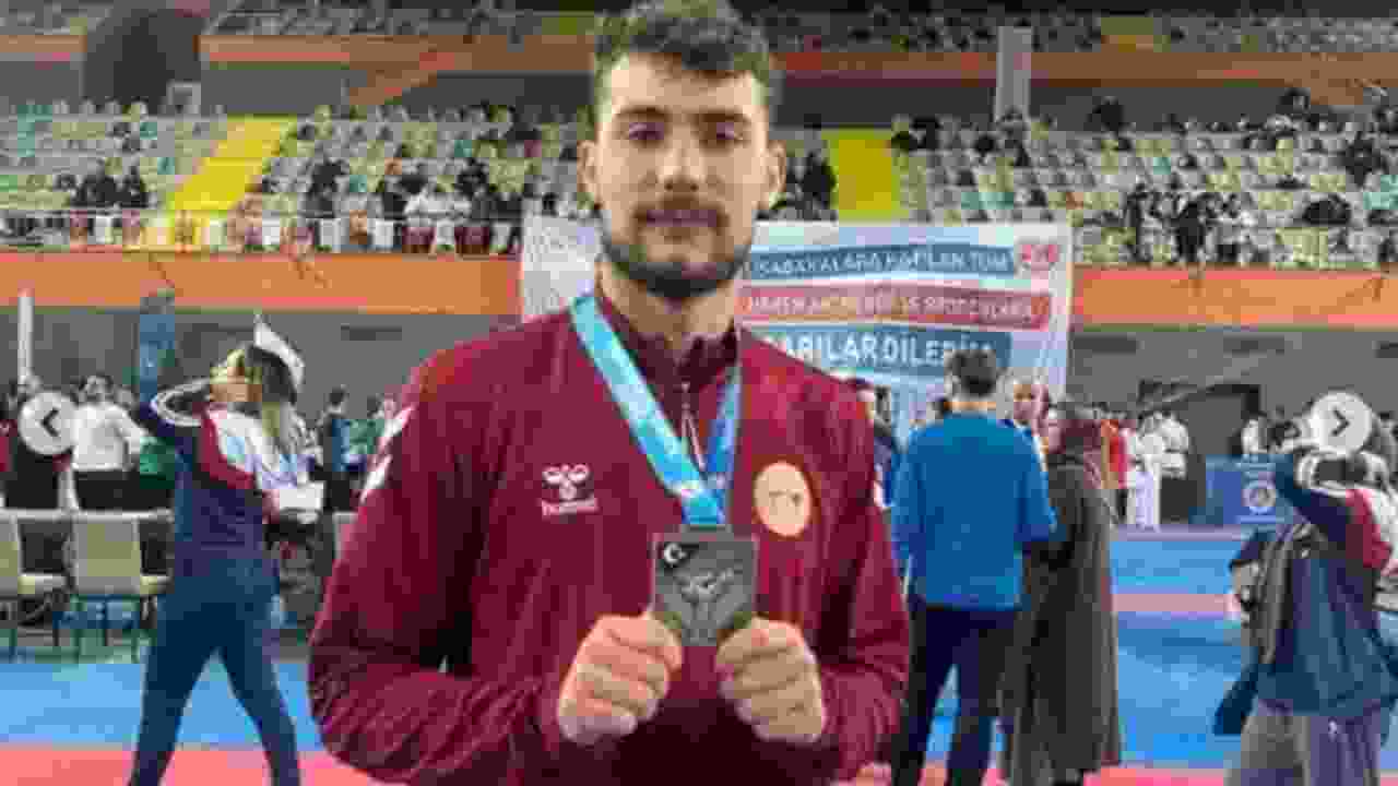 DÜZCE ÜNİVERSİTESİ SPORCULARINDAN KARATE ŞAMPİYONASINDA BÜYÜK BAŞARI